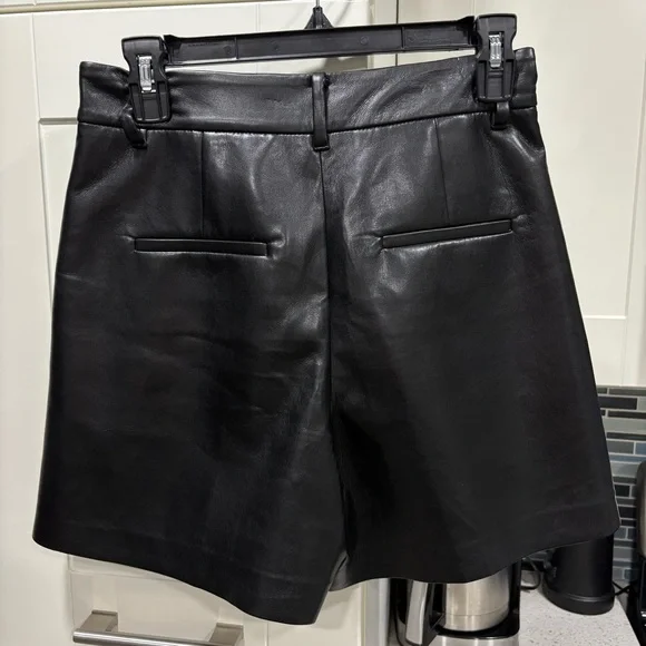 Aritzia Wilfred Effortless Short 5” faux vegan leather - Picture 2 of 5